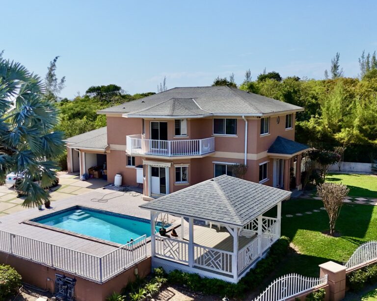 Atlantic Drive West: House in Westridge, New Providence – photo 2 of 6