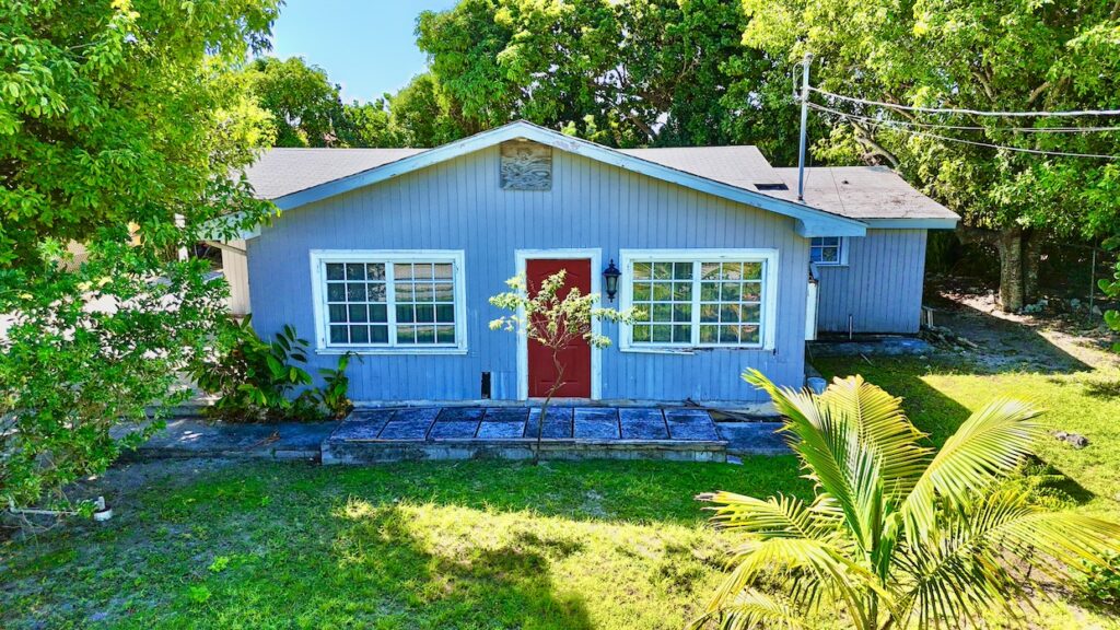 Lot# 48 Domingo Heights: House in East Street, New Providence – photo 1 of 9
