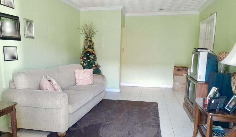 Lot# 48 Domingo Heights: House in East Street, New Providence – photo 2 of 9