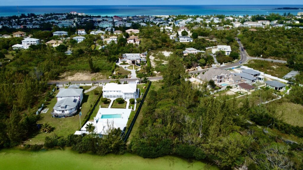 214 Atlantic Drive, frente al lago | Nassau, Bahamas: Terreno / lote residencial en Westridge, New Providence – foto 1 de 6