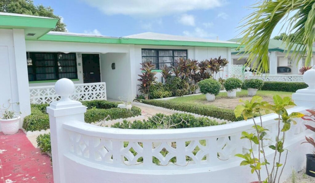 Lime Street: House in Eastern Estates, New Providence – photo 1 of 10