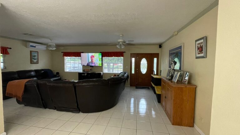 Rolling Hills Estates: House in Carmichael, New Providence – photo 4 of 9