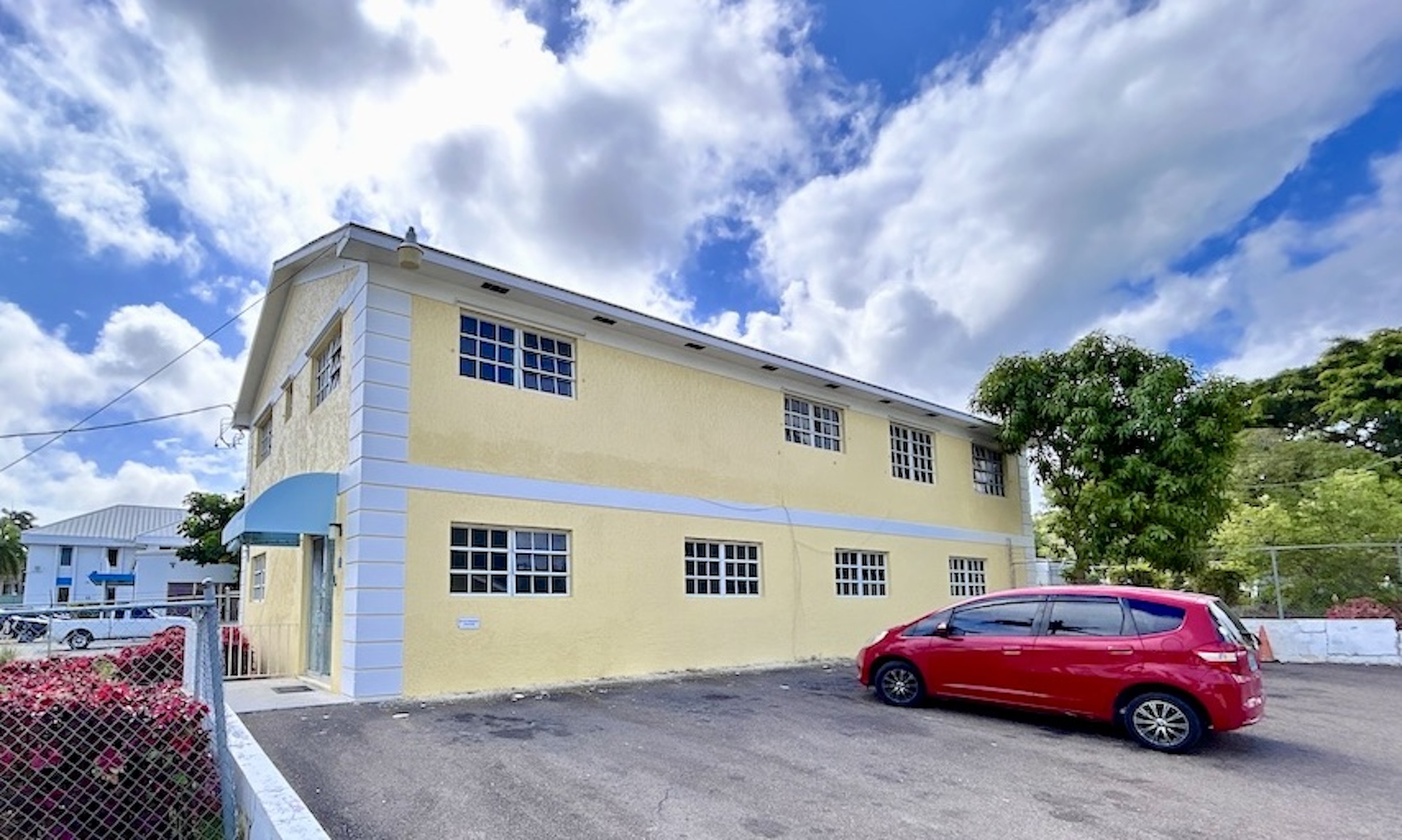 Three Building Complex, Thompson Boulevard: Commercial Building in Chippingham, New Providence – photo 1 of 7
