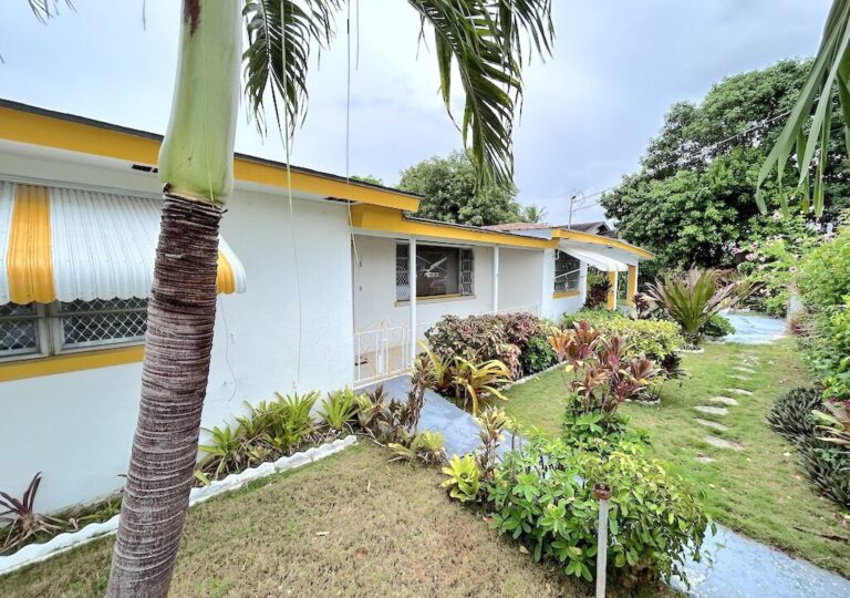 #6 Victoria Boulevard: House in Dorsette Estates, New Providence – photo 2 of 11