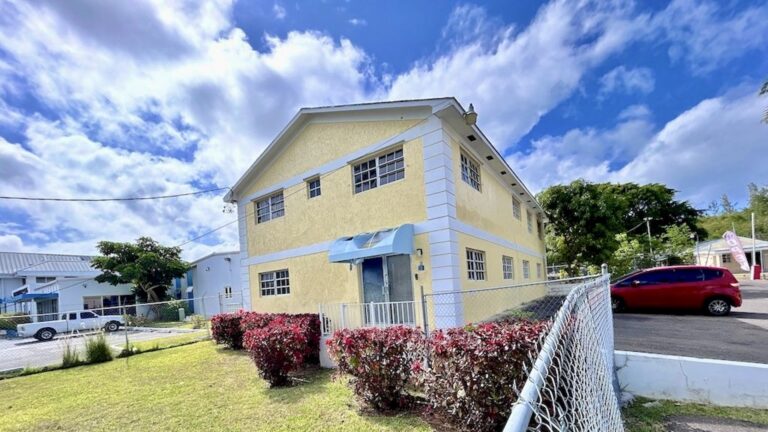 Three Building Complex, Thompson Boulevard: Commercial Building in Chippingham, New Providence – photo 3 of 7