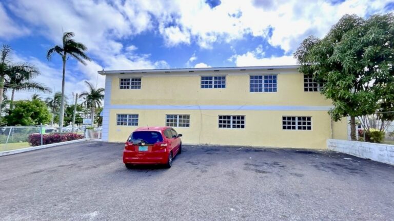 Three Building Complex, Thompson Boulevard: Commercial Building in Chippingham, New Providence – photo 2 of 7
