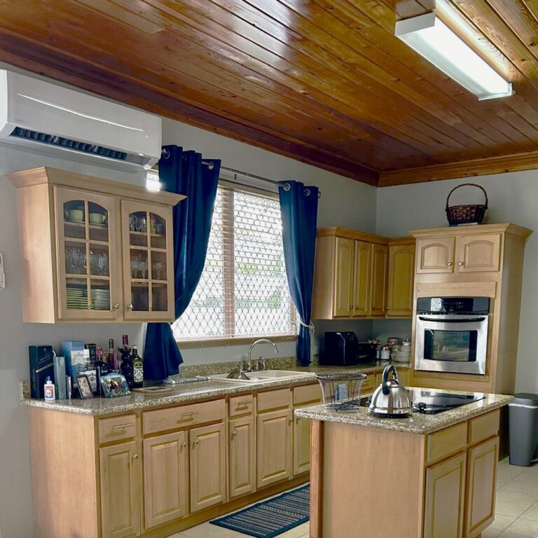 #7 Hillside Road, Nassau Bahamas: House in Winton, New Providence – photo 2 of 7