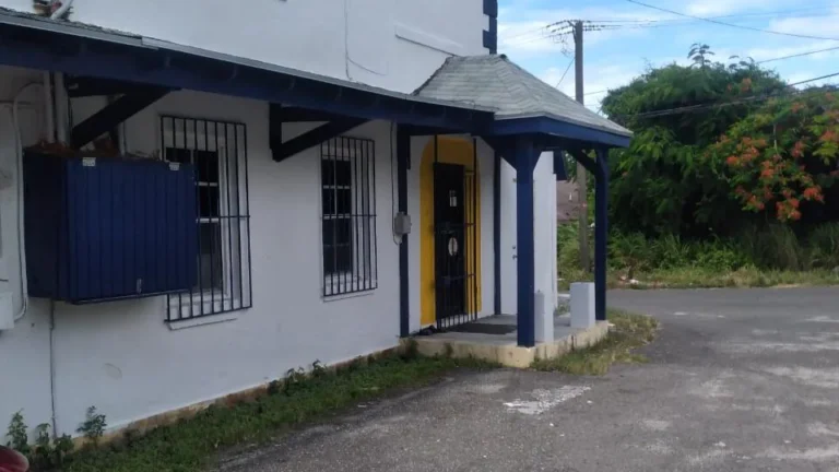 Edificio comercial Fox Hill: Edificio comercial en Fox Hill, New Providence – foto 2 de 5